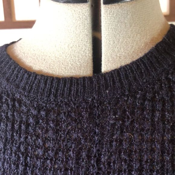 Forever 21 navy nubby sweater size medium, crew neck, longer in back - Picture 8 of 8